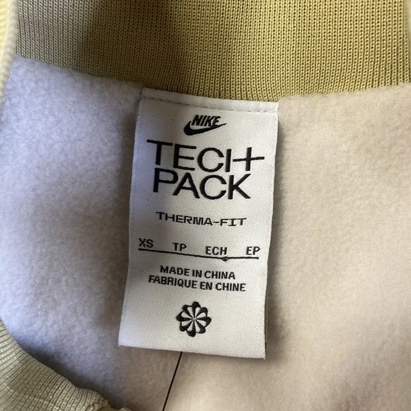 NWT Woman Nike Therma-FIT Tech Pack Long Puffer Jacket Gold Sz S Reg $200